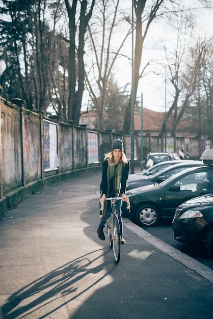 A busy city street with cars stuck in traffic, contrasted with a separate bike lane where e-bikes are smoothly and quickly moving through, highlighting the efficiency of e-bikes in congested areas.