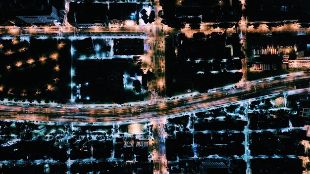Aerial view of a US city with interactive digital map overlay showing real-time traffic data, energy consumption, and environmental sensors, representing a smart city's networked infrastructure and data-driven decision-making. The image highlights the use of technology to optimize urban resources and improve city management.